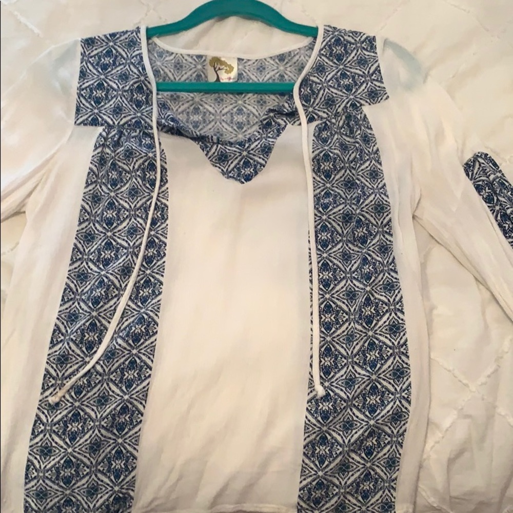Size medium: Fig and Flower white blouse top